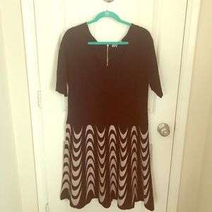 Short sleeve black and beige sweater dress